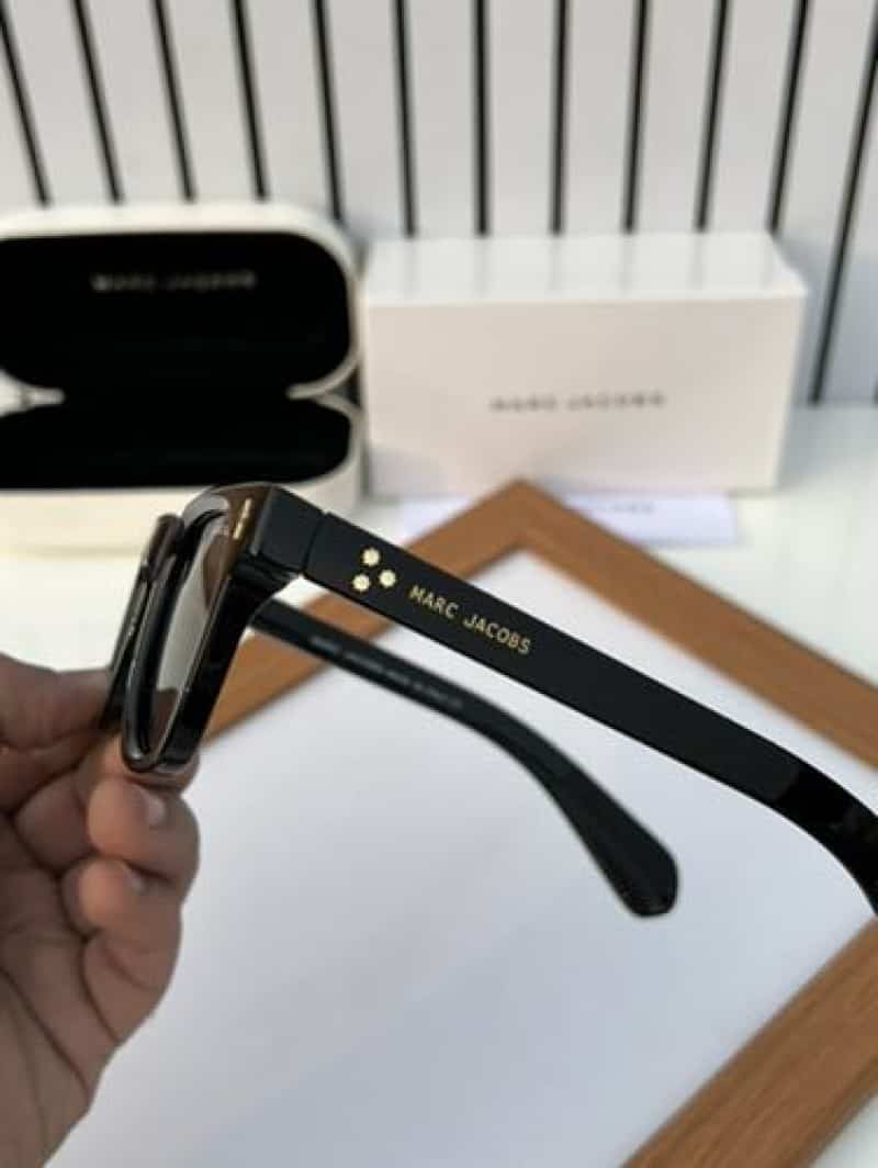 marc jacobs 30 glossy black