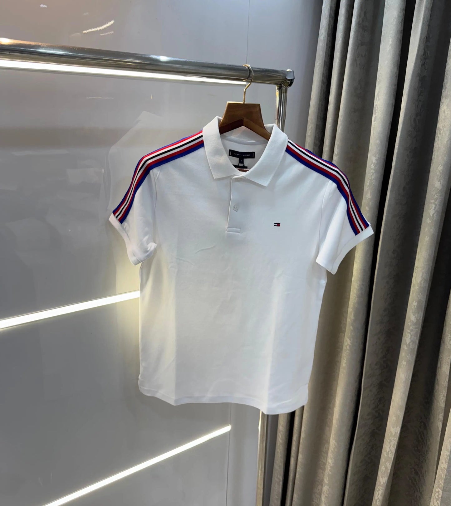 Tomm y Hilfiger White Shoulder Look Premium Polo T-Shirt