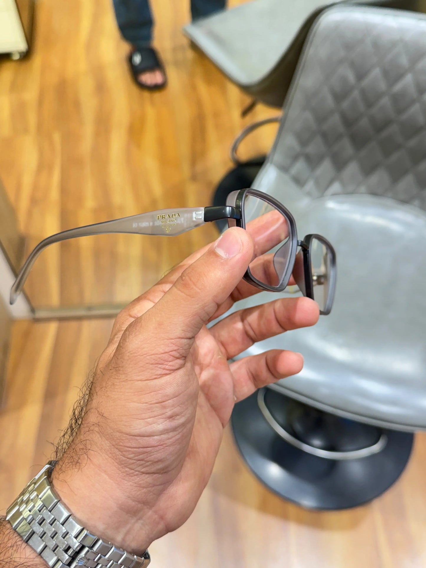 Prada_7381_grey_plano