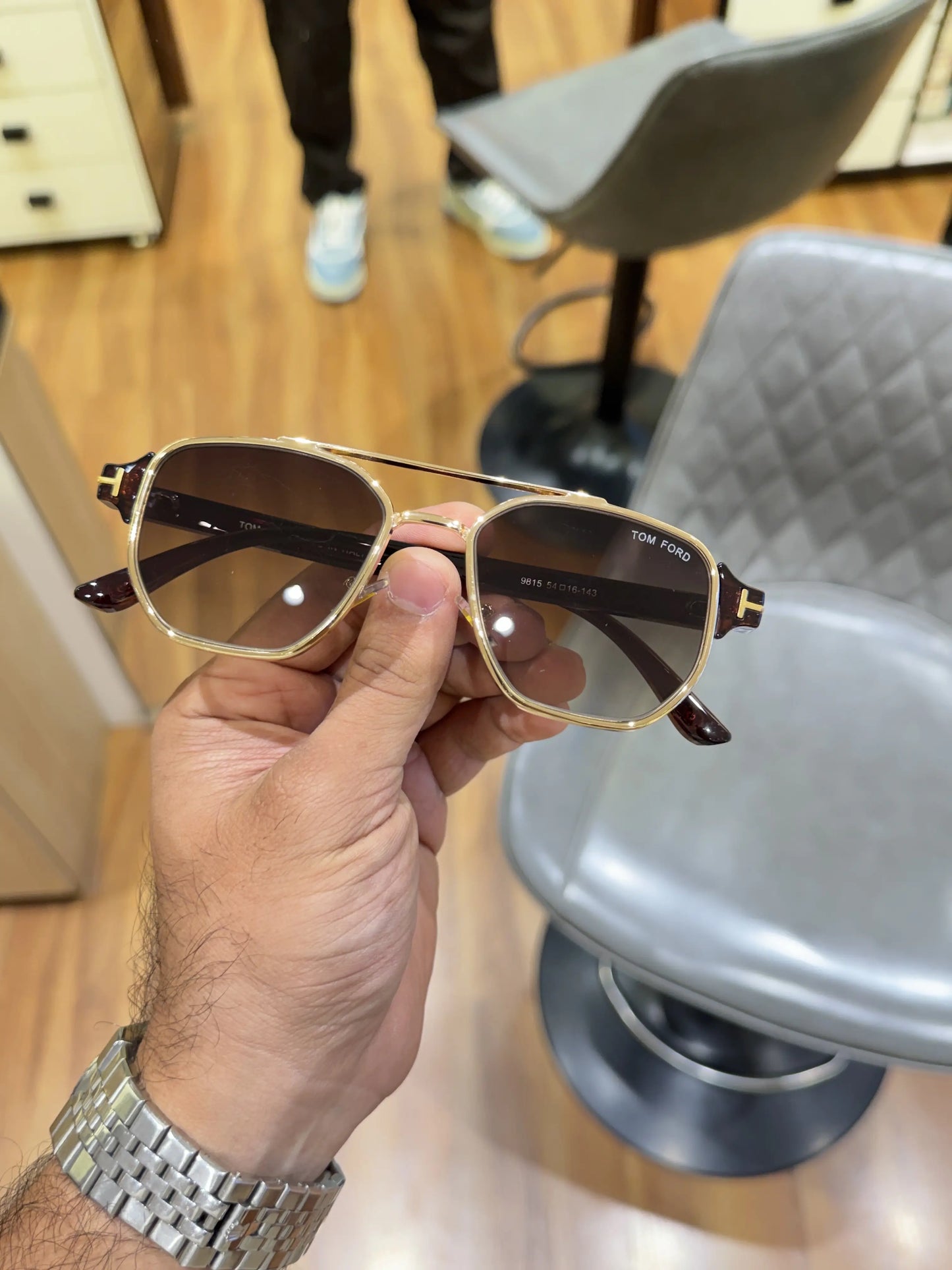 Tomford_9815_gold_brown_shaded