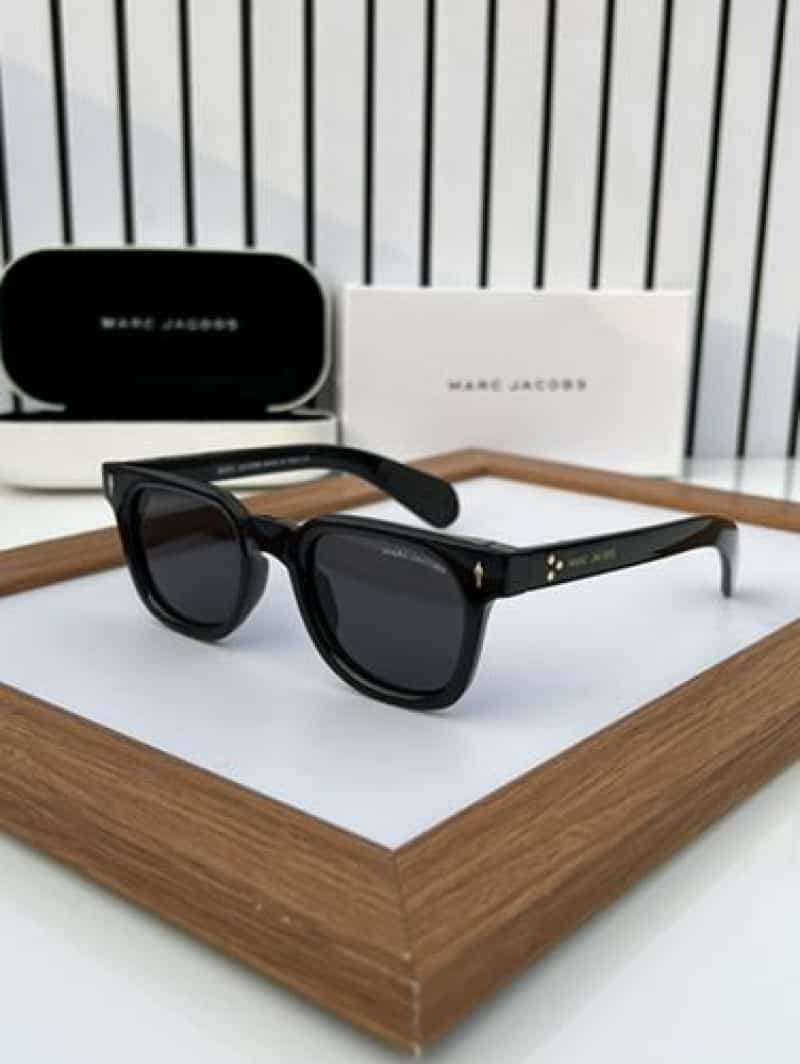 marc jacobs 30 glossy black