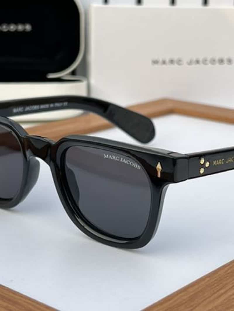 marc jacobs 30 glossy black