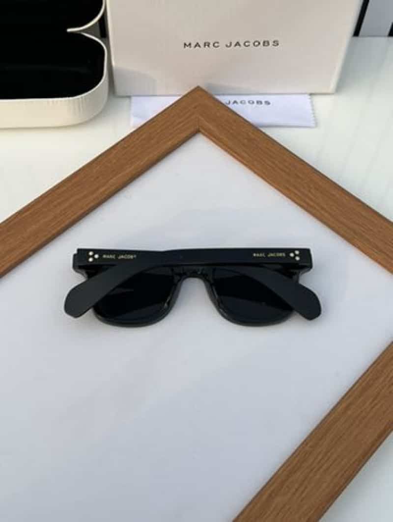 marc jacobs 30 glossy black