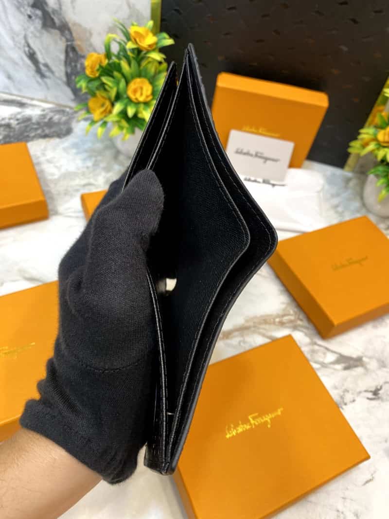 Salvatore_Ferragamo_WALLET_V479