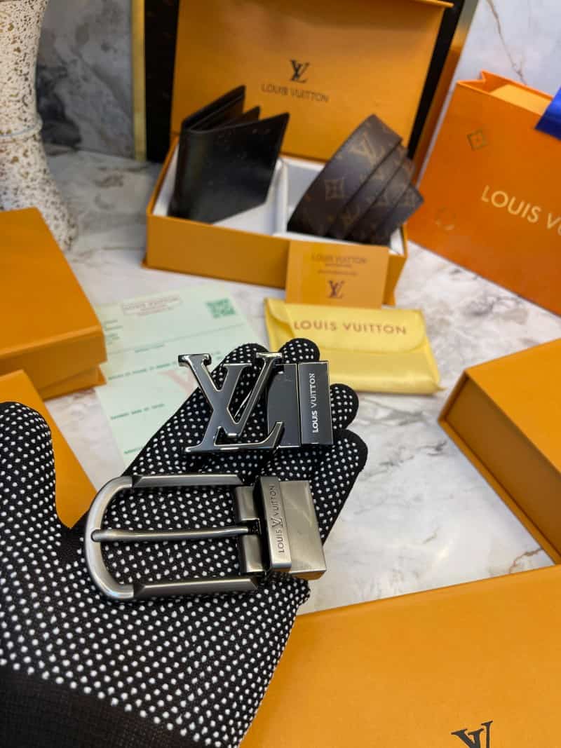 LOUI_S VUITTONN 2 Buckle Belt & wallet Combo C381