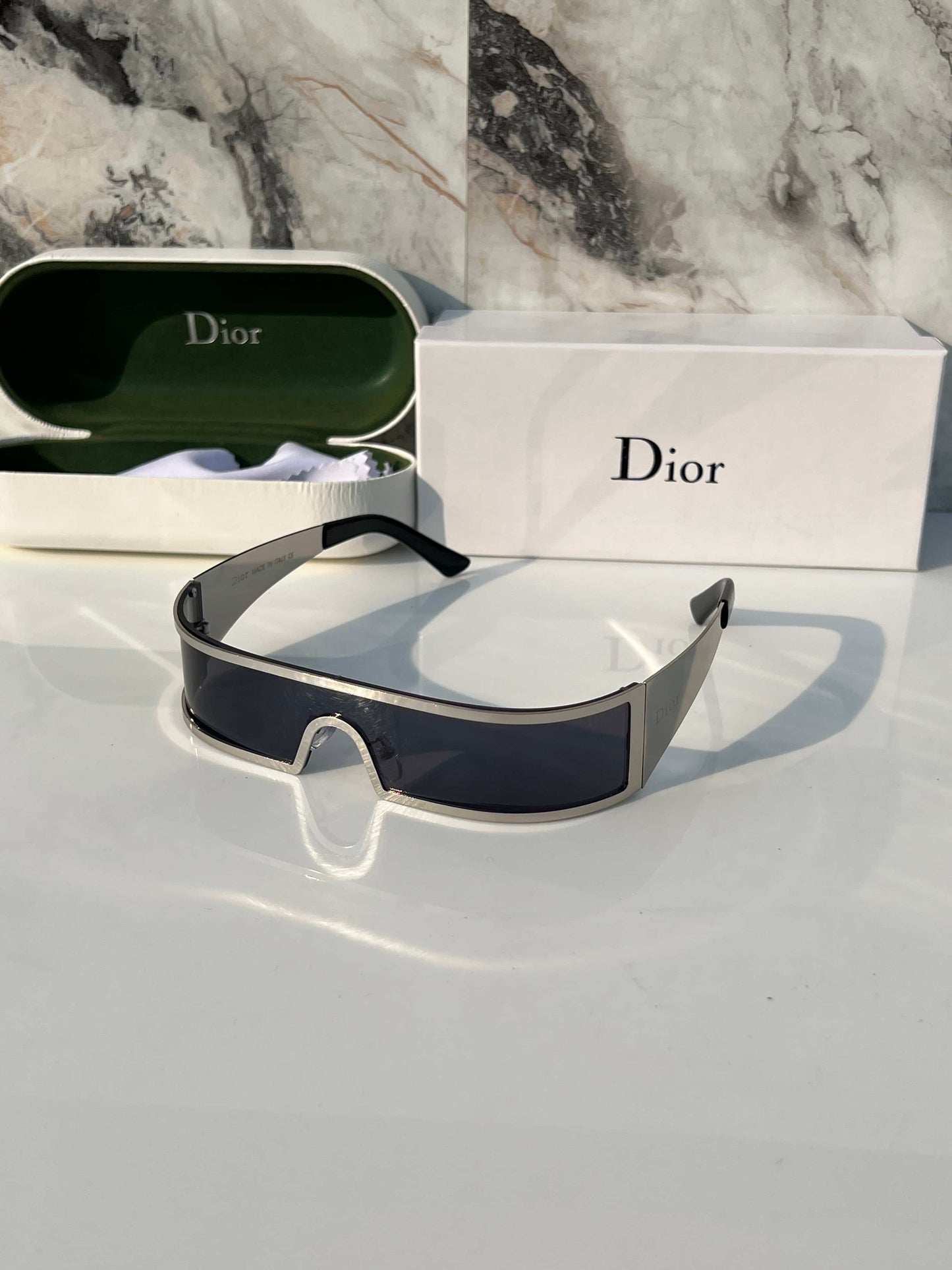 Di0r_9094_silver_black