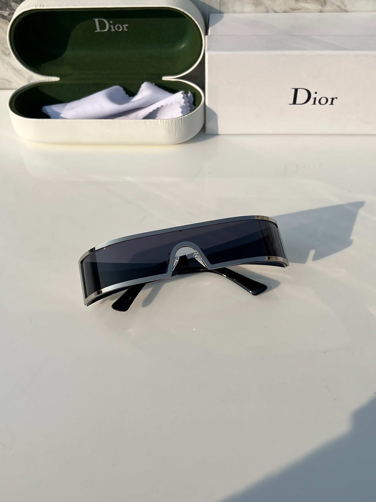 Di0r_9094_silver_black