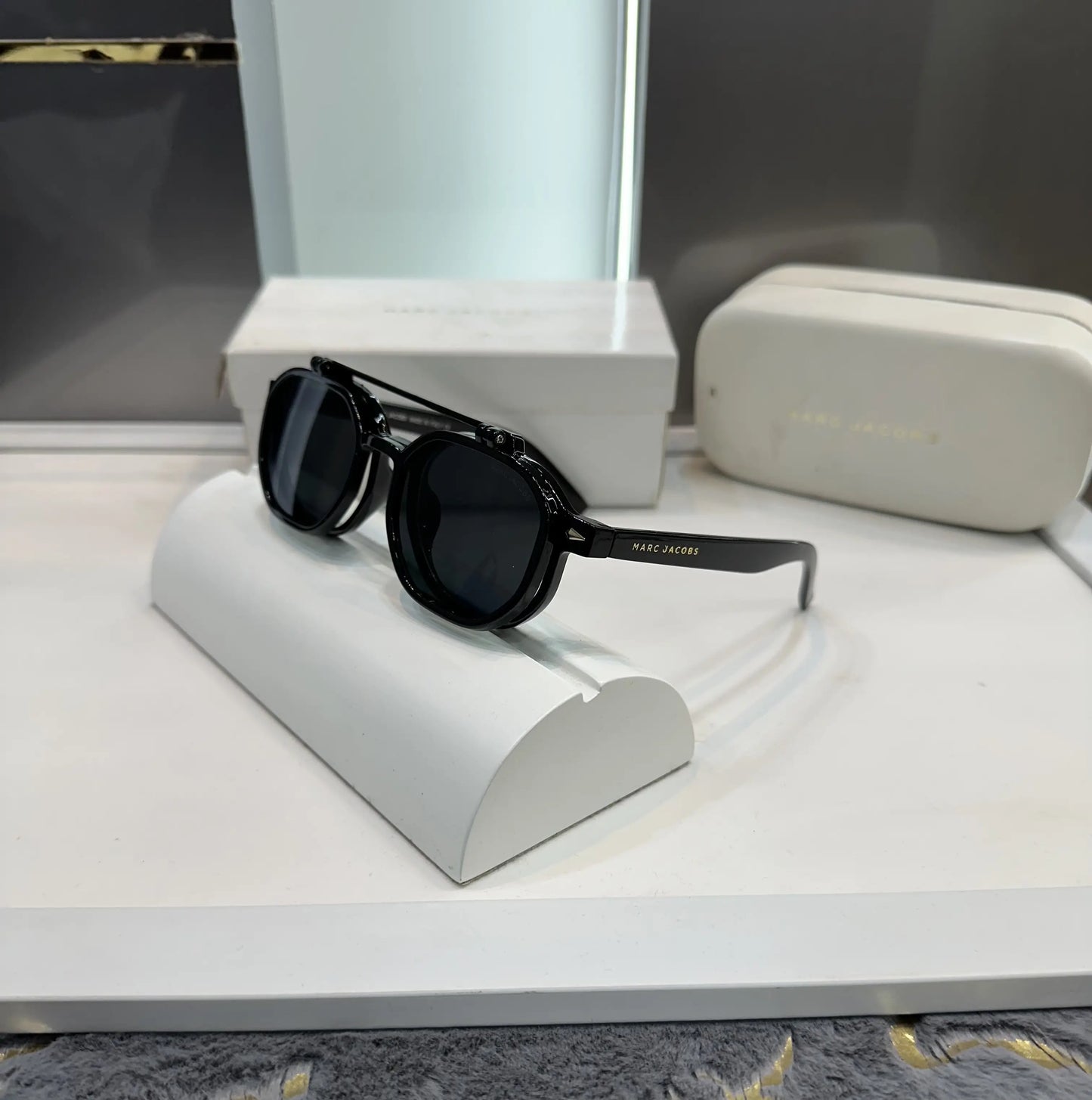 Marc Jacobs All Black Dual Premium shades 1005