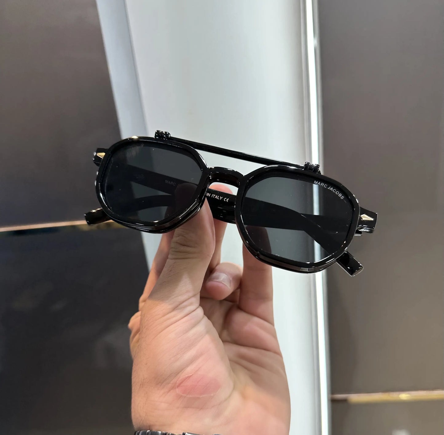 Marc Jacobs All Black Dual Premium shades 1005