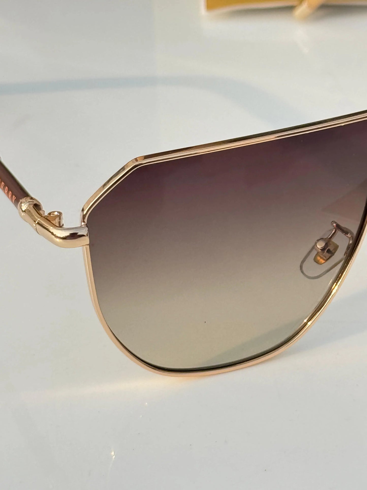 Burberry_23068_gold _brown