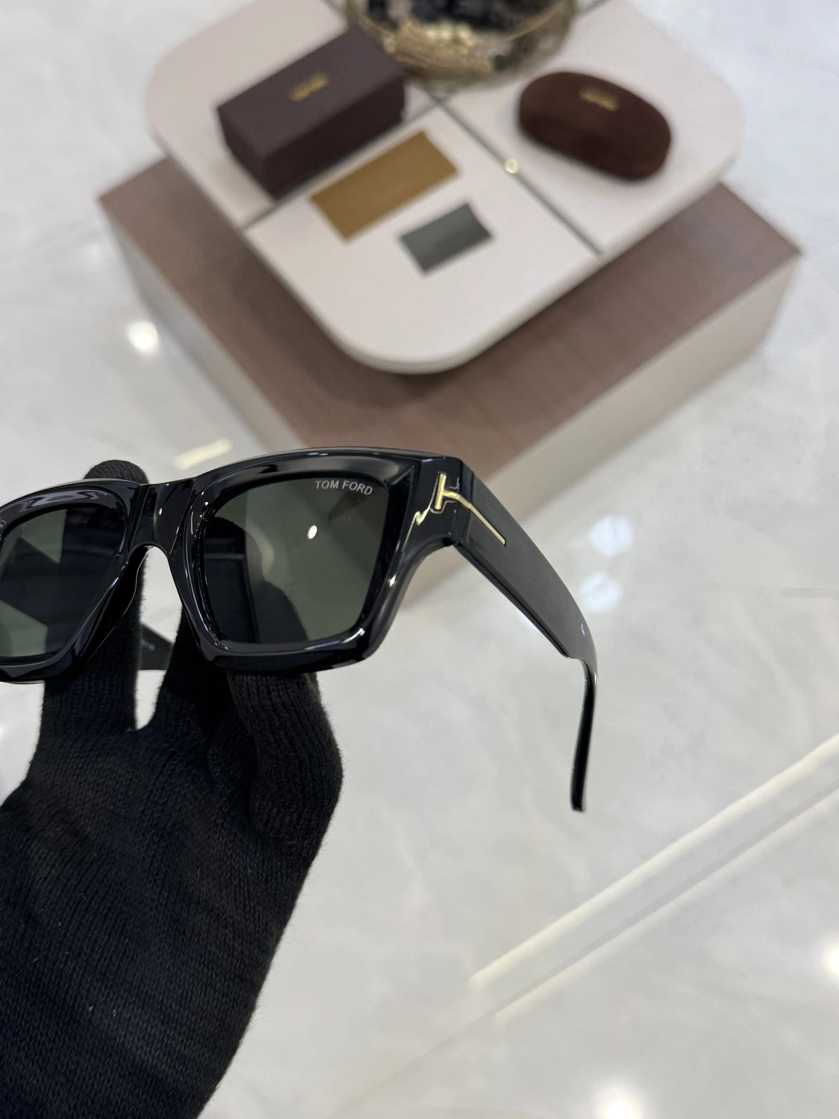 Tomford_184_Black_Dark_Green