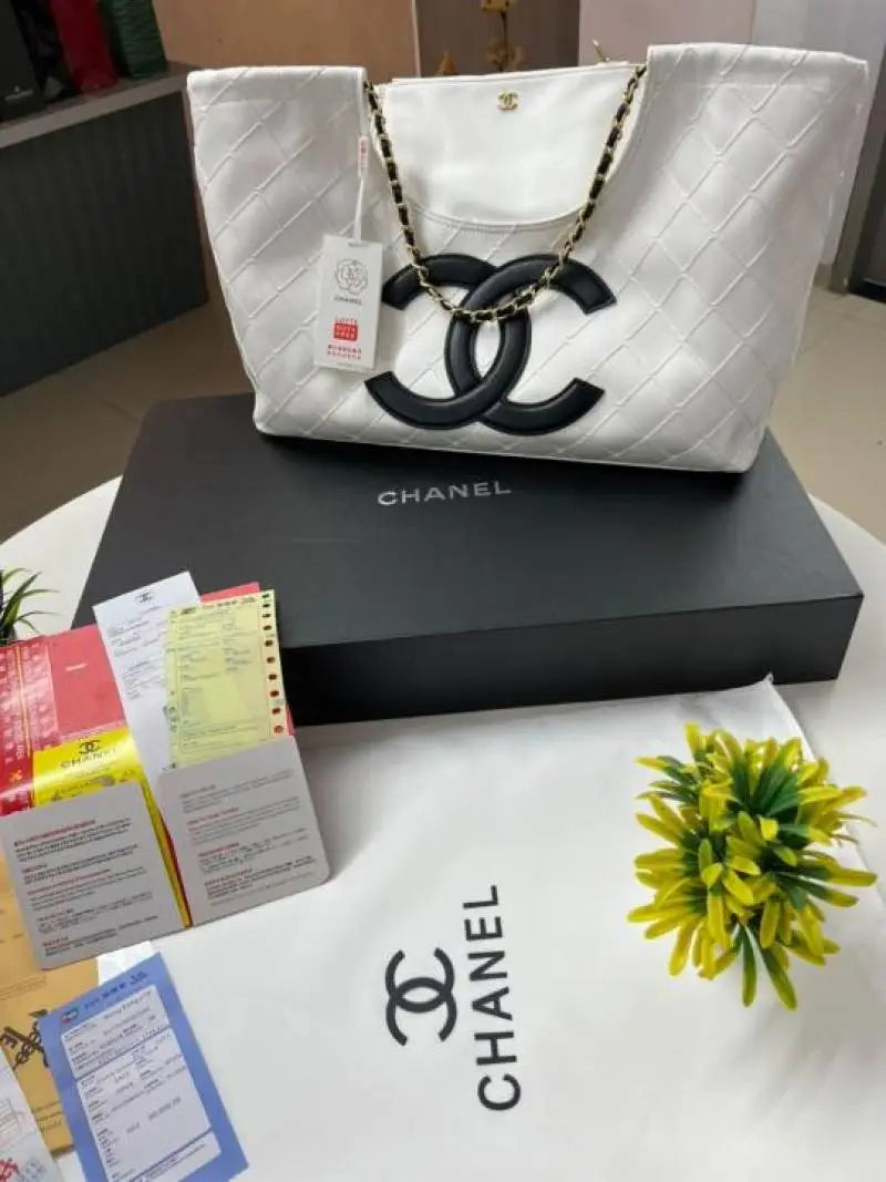 ChaneEL_Coco Beach white Black Diamond Quilted tote Bag With Orignal Box