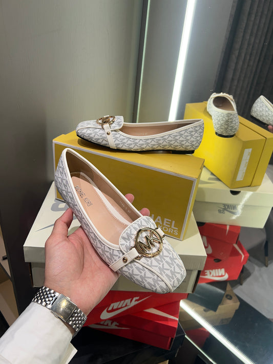 Michael Kors  White With Gold Logo Design Luxury Sendels With Og Dust Bag And Box